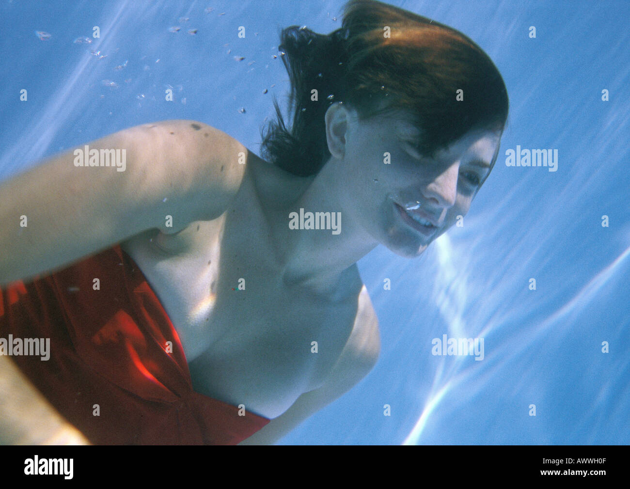Woman swimming underwater Banque D'Images