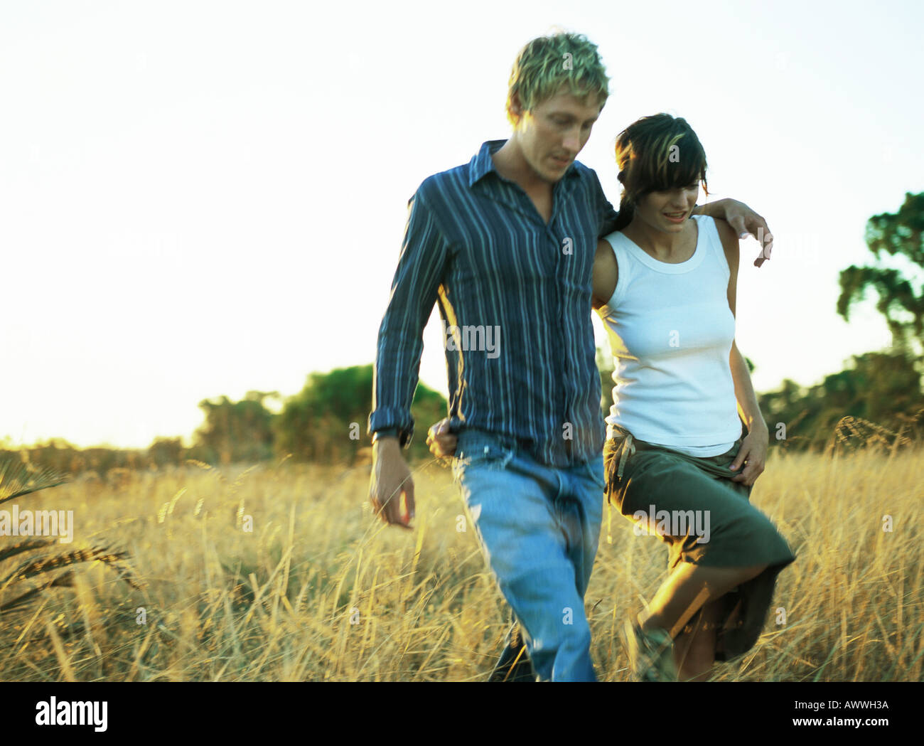 Couple walking in field Banque D'Images