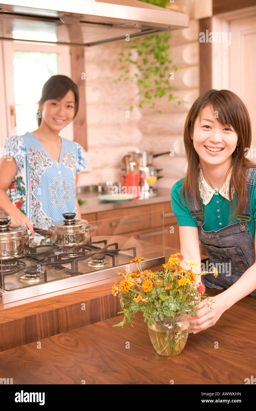 Deux jeunes femmes dans la cuisine Banque D'Images