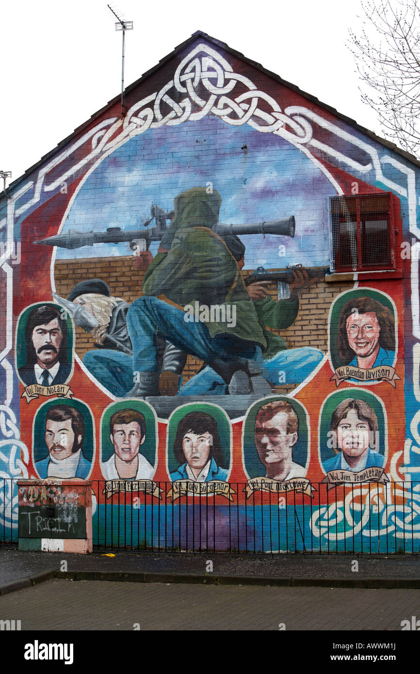 Murale memorial paramilitaires de l'IRA avec RPG et IRA sniper dans les marchés de Belfast en Irlande du Nord Banque D'Images