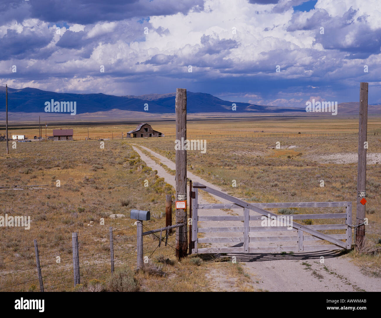 Ranch à l'abandon dans la région des prairies, le Red Rocks, Montana, USA Banque D'Images