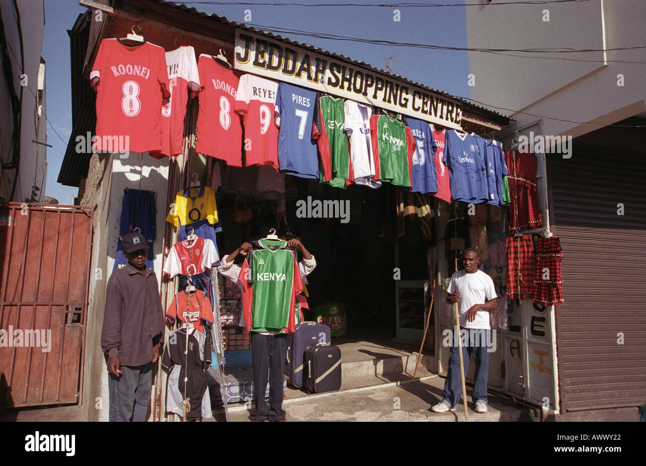 Maillots de football premiership anglaise à vendre à Nairobi, Kenya, Afrique Banque D'Images