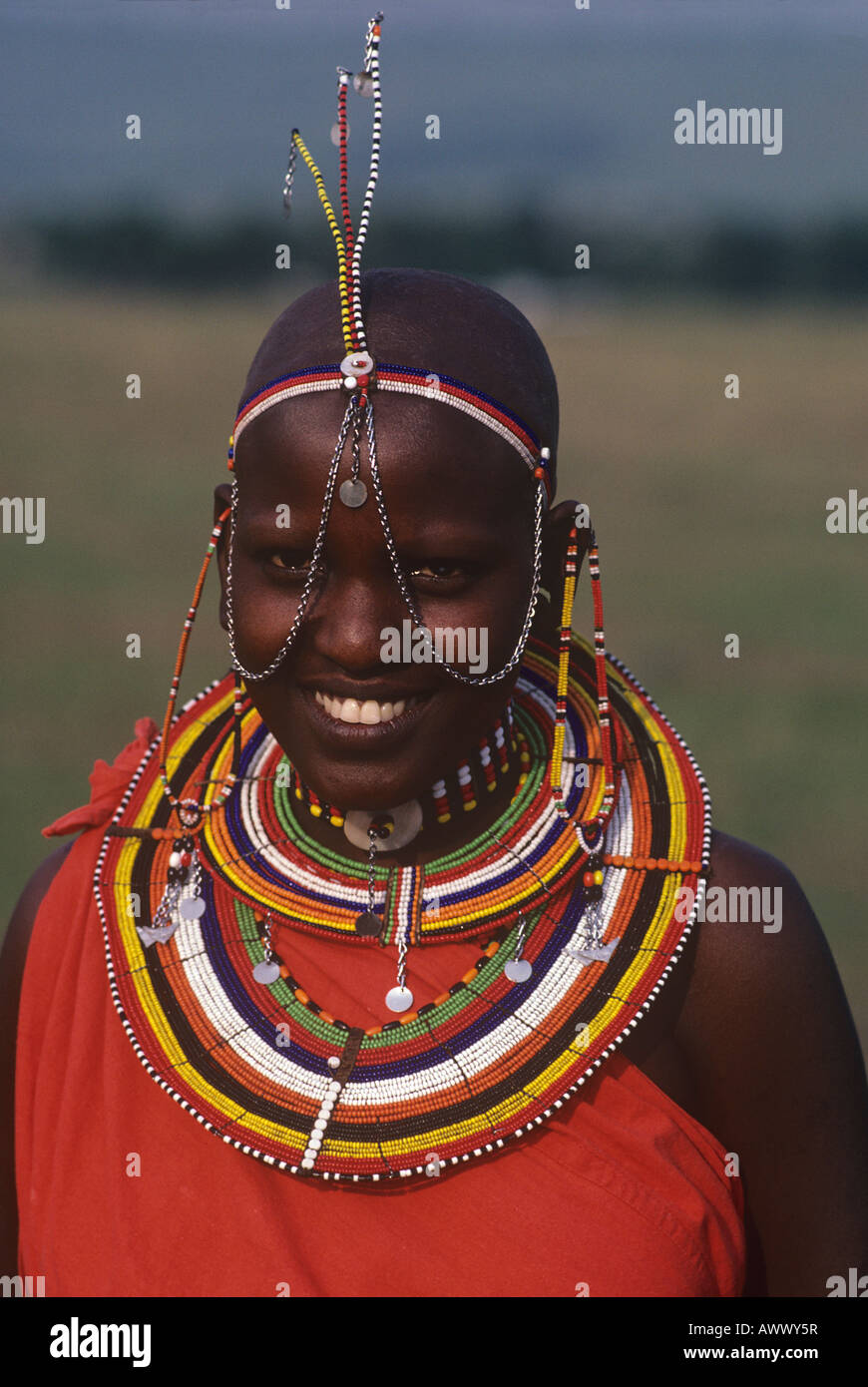 Fille Maasai souriant porte le costume traditionnel avec de nombreux colliers de perles Banque D'Images
