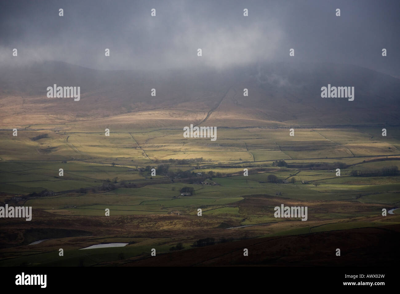 Les nuages bas au-dessus des Fontaines est tombé dans le Yorkshire Dales Banque D'Images
