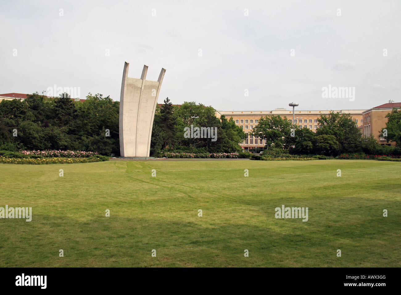 L'extérieur de l'aéroport Tempelhof Luftbrückendenkmal est un mémorial pour les aviateurs et le personnel qui sont morts pendant le blocus de Berlin Banque D'Images