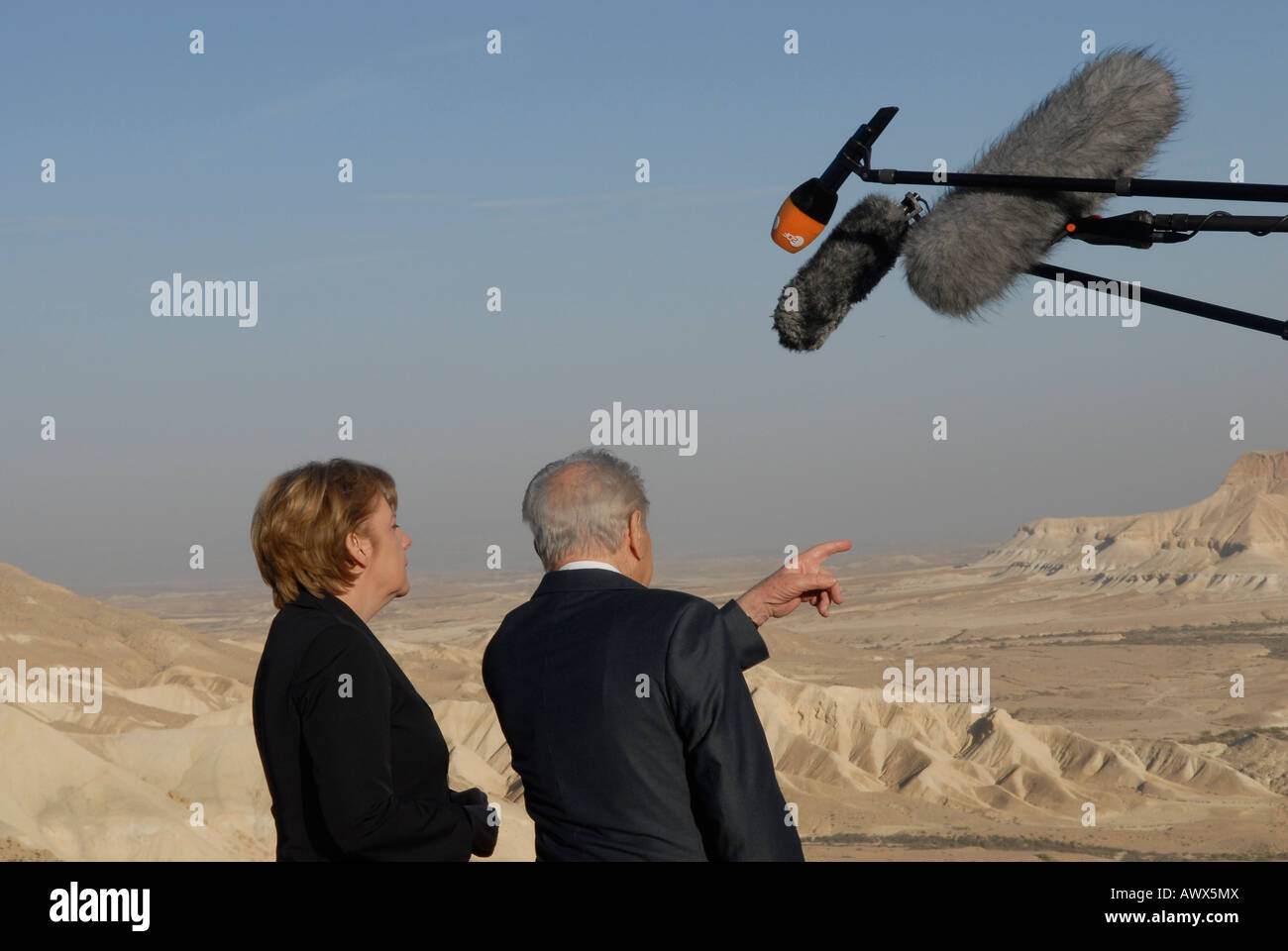 La chancelière allemande Angela Merkel avec le président israélien Shimon Peres dans le désert du Néguev, Israël Banque D'Images