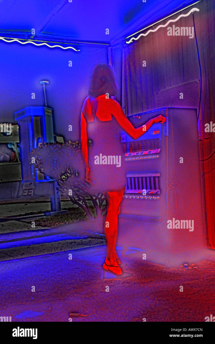 Une femme à une cigarette machine dans une scène de nuit altérées de l'ensemble de 'Tentation', long métrage, Miami, FL Banque D'Images
