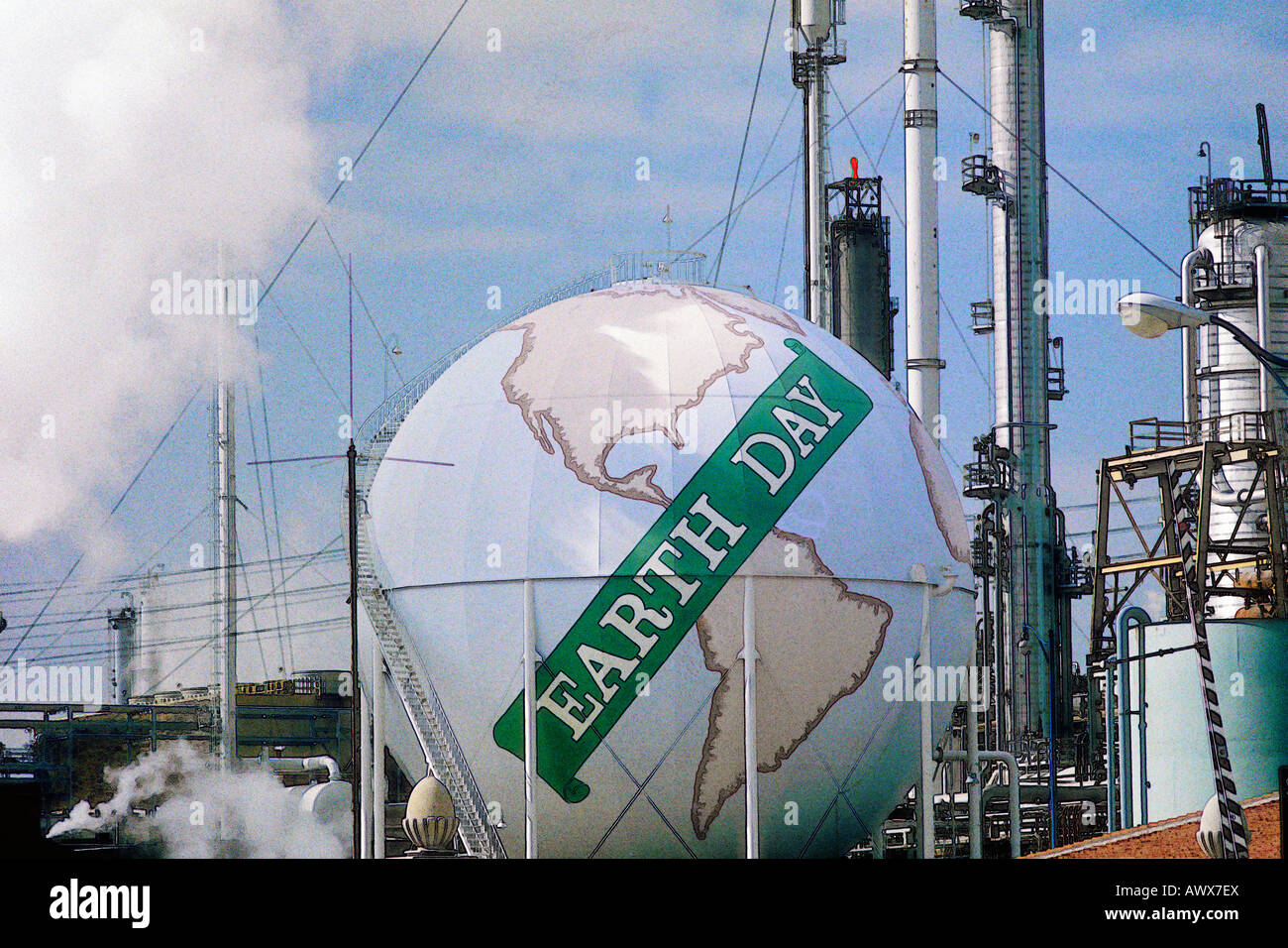 D'un point de vue modifié numériquement tank comme un globe peint avec les mots "Jour de la Terre" à une raffinerie de pétrole Unocal à Los Angeles, CA Banque D'Images