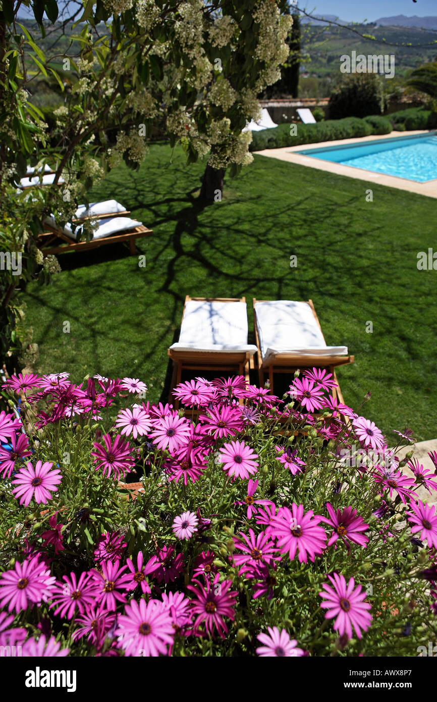 Grand hôtel rustique et d'une piscine au milieu de beaux jardins dans la campagne espagnole avec de superbes fleurs et vue sur th Banque D'Images