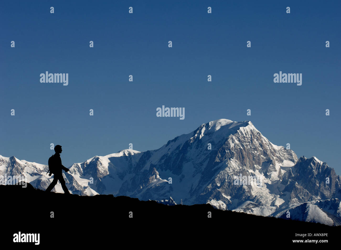 Silhouette d'un vagabond face au Mont Blanc, 4807 mètres, la plus haute  montagne de l'Europe, vue de Tarentaise, France, SAV Photo Stock - Alamy