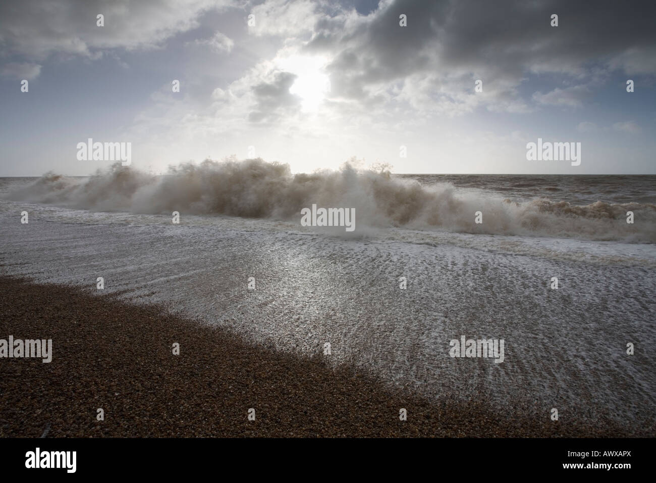 Vague se brisant sur la plage de Branscombe Devon, Angleterre Banque D'Images