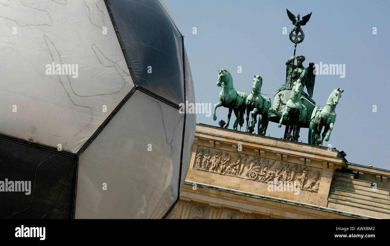 Détail de football géant avec la porte de Brandebourg en arrière-plan. Berlin, Allemagne Banque D'Images