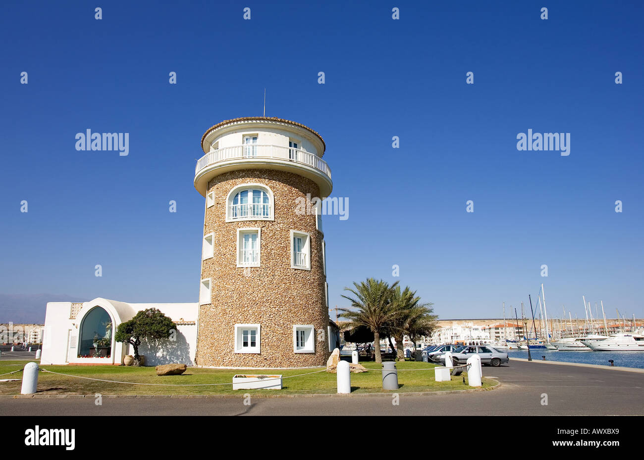 Au tour de guet sur le port d''Almerimar Costa del Almeria en Espagne sur une journée ensoleillée Banque D'Images