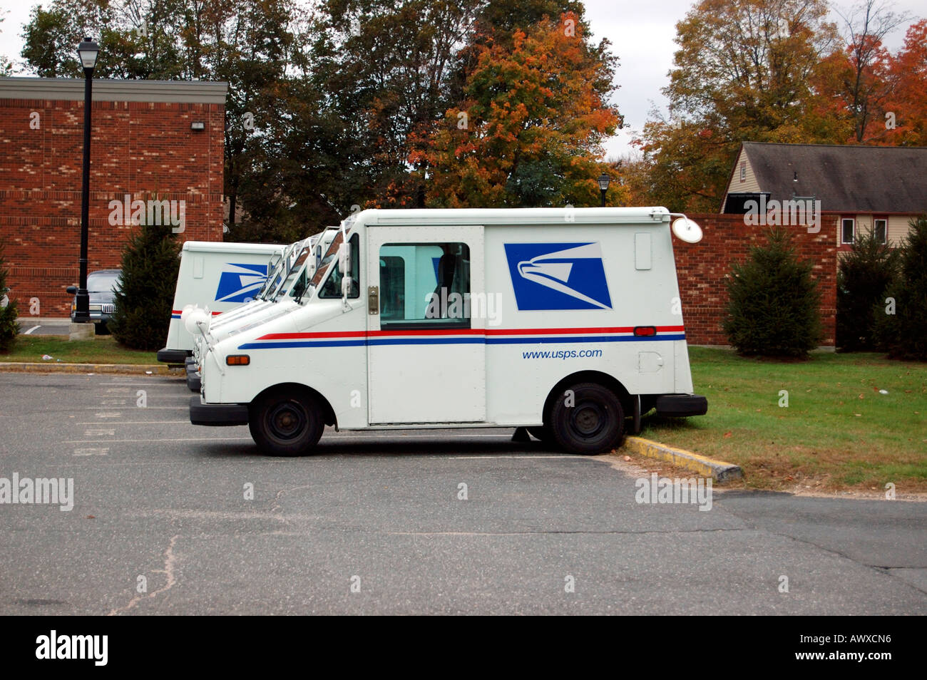 Rangée de garé United States Postal Service véhicules de livraison Banque D'Images