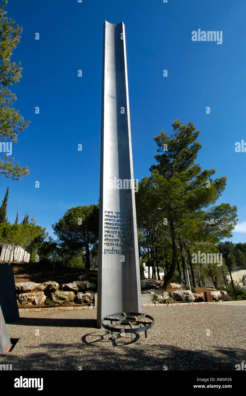 Le pilier de l'héroïsme commémorant la résistance juive pendant l'Holocauste à Yad Vashem, le Centre mondial de commémoration de l'Holocauste à Jérusalem, Israël Banque D'Images