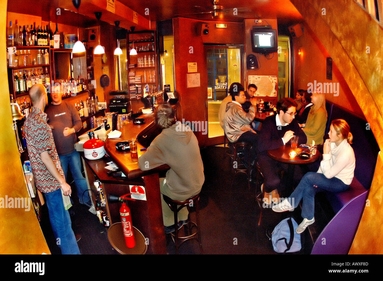 Foule moyenne, jeunes à PARIS France au bar irlandais 'Fu Bar' dans le quartier Latin, partage de boissons, étudiants à l'intérieur du bar france, boisson, adolescents Banque D'Images