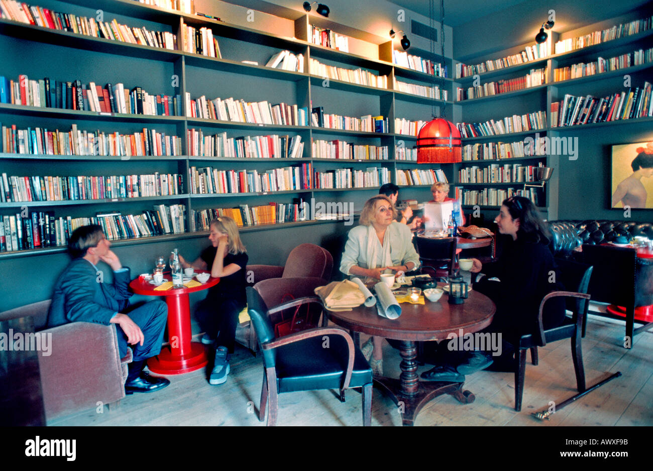 Paris France, les gens partagent leurs repas dans un restaurant français branché, Bibliothèque contemporaine Interior Design « le Fumoir », intérieur de restaurant européen, Banque D'Images