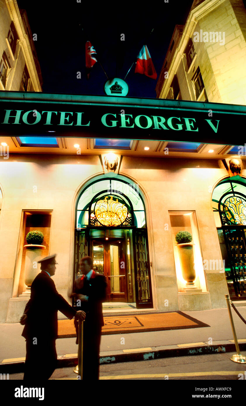 Paris France, Français Hôtel de Luxe four Seasons George V Hôtel, avant, éclairé la nuit, concierge extérieur, extérieur Banque D'Images