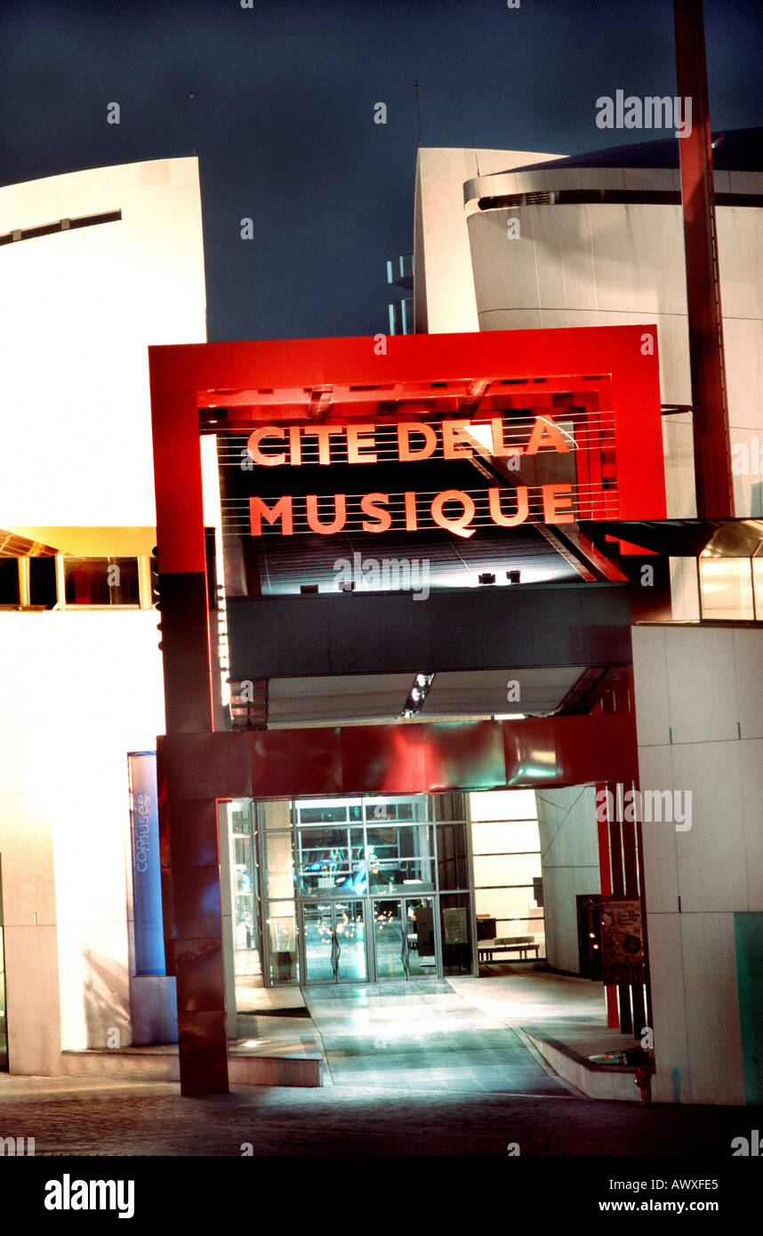 PARIS France, Musique Théâtre "Cité de la musique' un parc Villette 'illuminé' entrée de nuit 'CITÉ DES SCIENCES ET DE L'INDUSTRIE" Banque D'Images