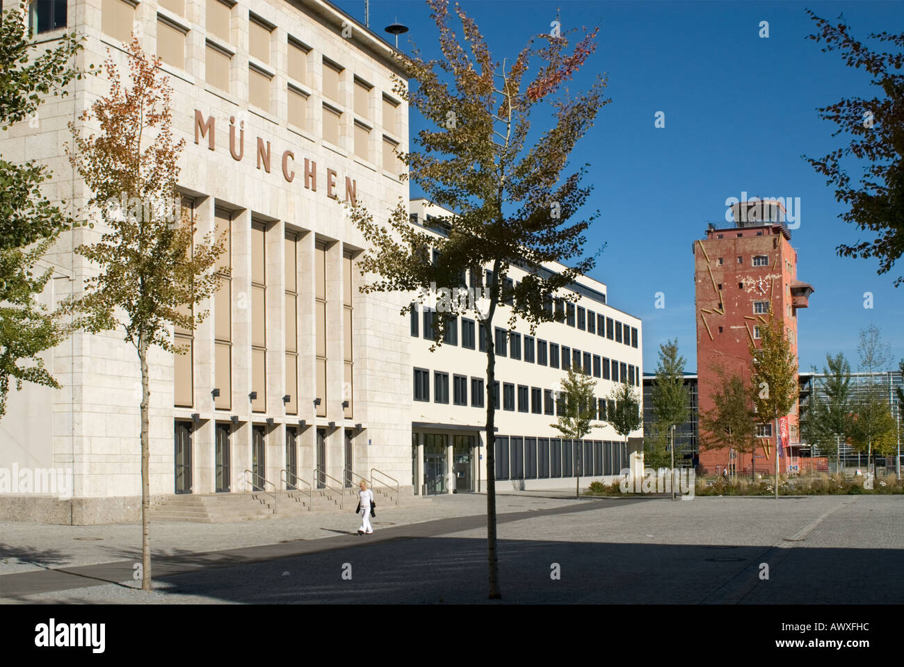 Allemagne Bavière Munich ancien bâtiment de départ et de la vieille tour de contrôle de l'ancien aéroport Munich sur des expositions Riem près de ICM Banque D'Images