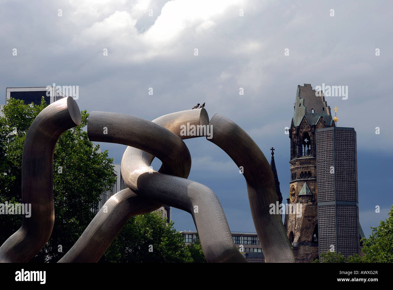 La sculpture 'Berlin' et l'Église Gedächtniskirche dans la Tauentzienstrasse nieghbourhood à Charlottenburg, Berlin, Allemagne Banque D'Images