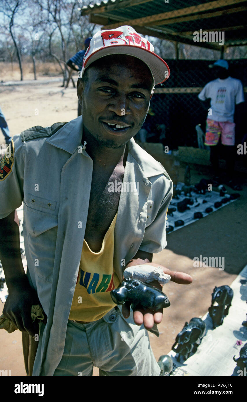Homme africain Sculpté en pierre de vente de souvenirs touristiques ville Afrique Zimbabwe Victoria Falls Banque D'Images