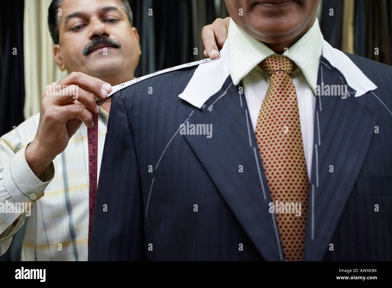 La mesure de l'homme d'affaires sur mesure avec ruban à mesurer, Close up Banque D'Images