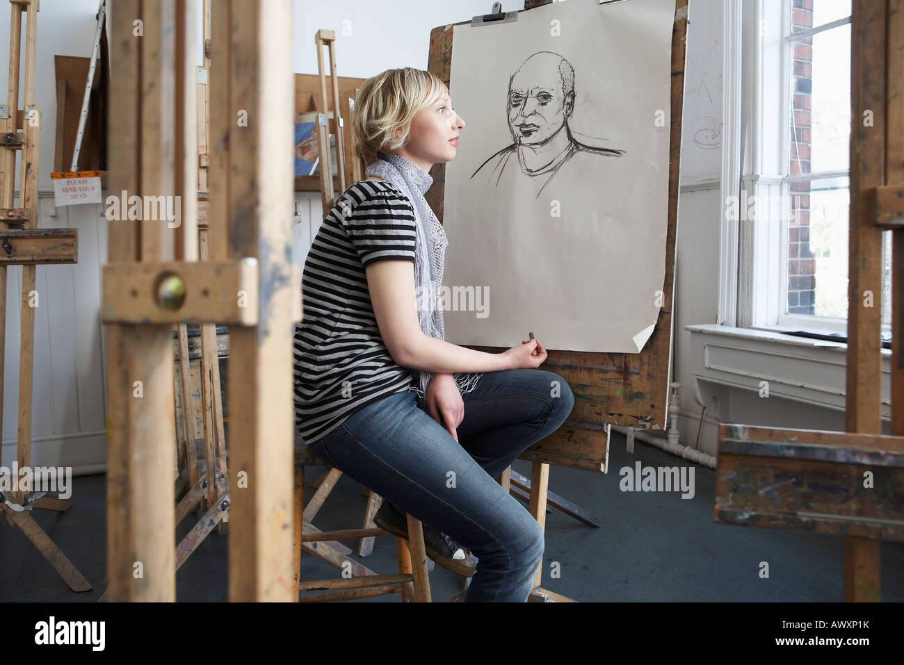 Étudiant sérieux en portrait au fusain dans l'école d'art Banque D'Images