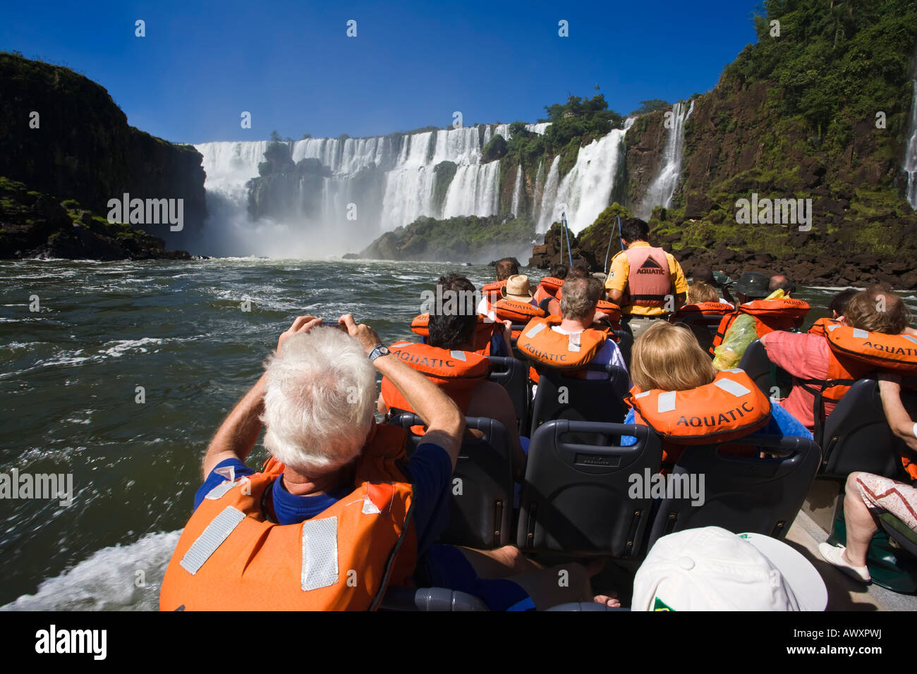Tourisme l'iver en bateau jusqu'à proximité des chutes Iguassu Falls est la plus grande série de cascades sur la planète Banque D'Images