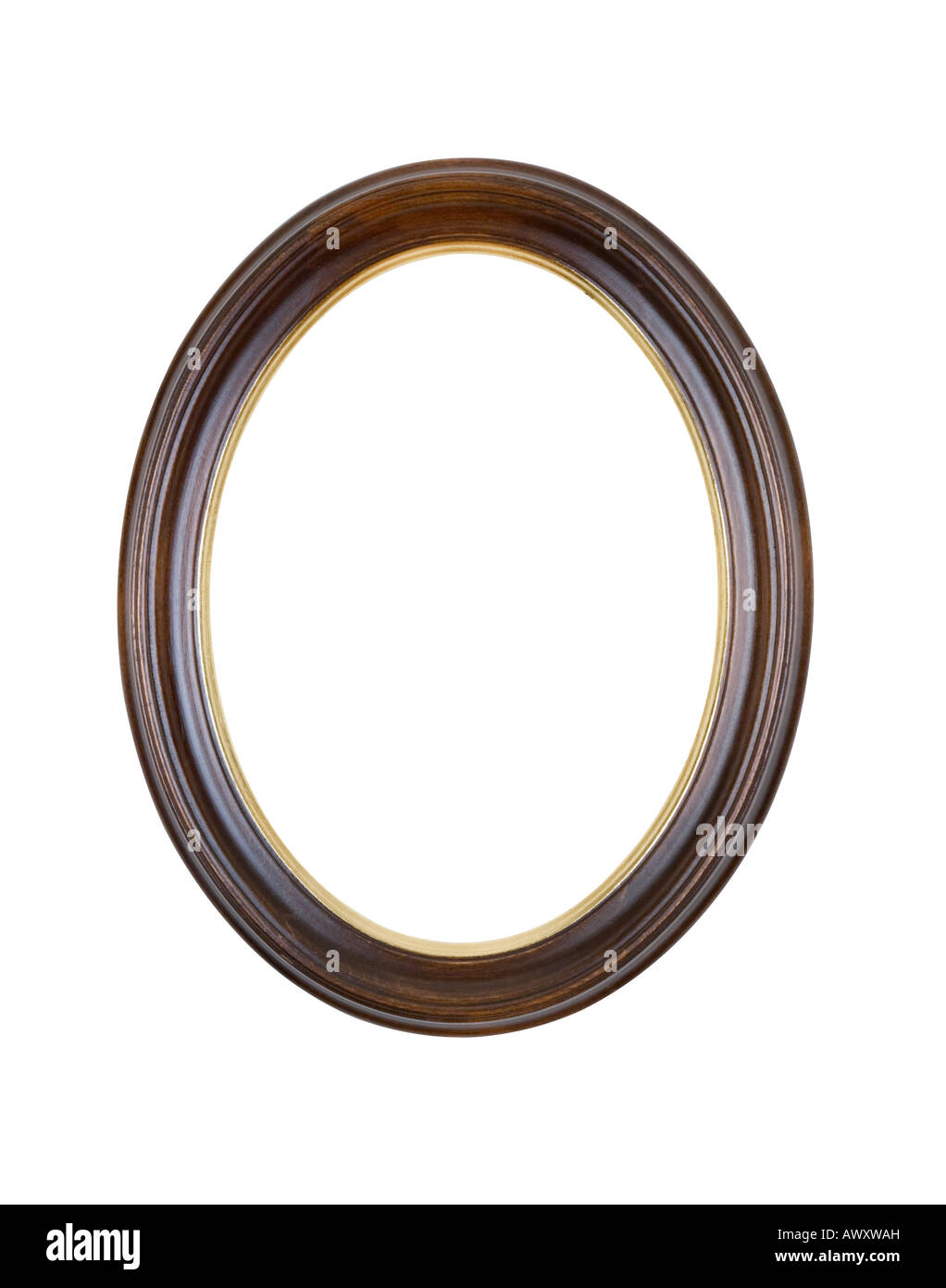 Ovale cadre photo en bois marron, tache irrégulière et finition laque, isolé sur fond blanc. Banque D'Images