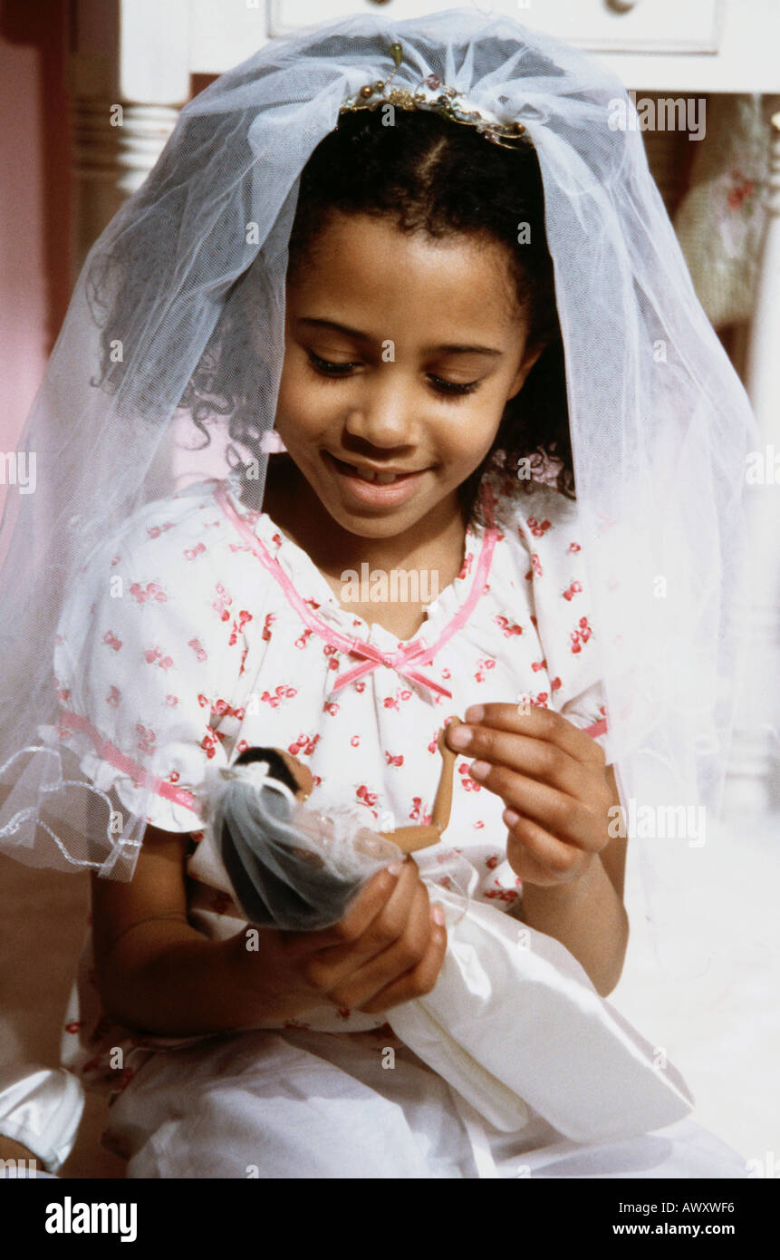 Little Black girl playing jeux mariage avec sa poupée Barbie Photo Stock -  Alamy