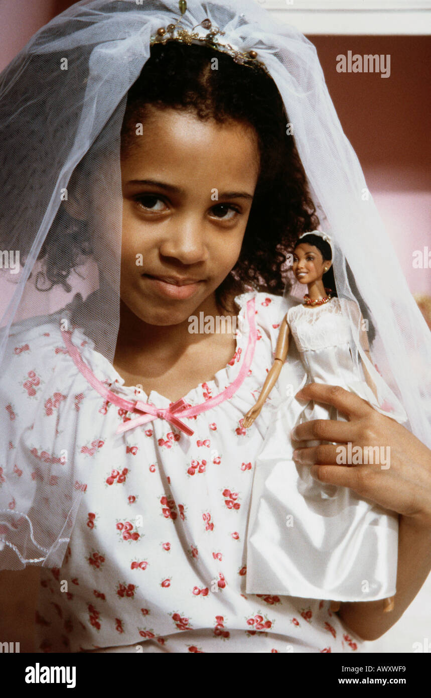 Little Black girl playing jeux mariage avec sa poupée Barbie Photo Stock -  Alamy