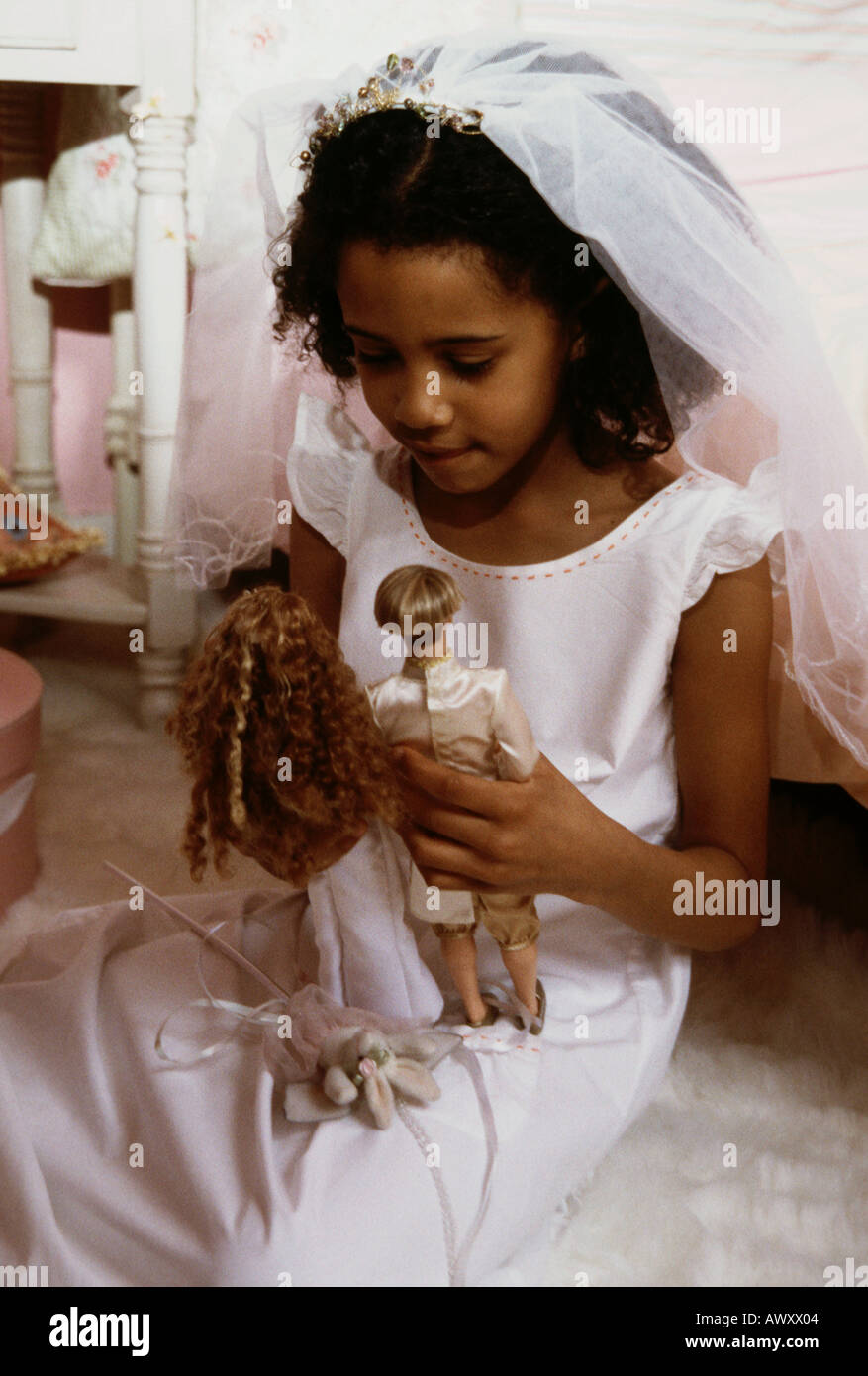 Little Black girl playing jeux de mariage avec elle les poupées Barbie  Photo Stock - Alamy