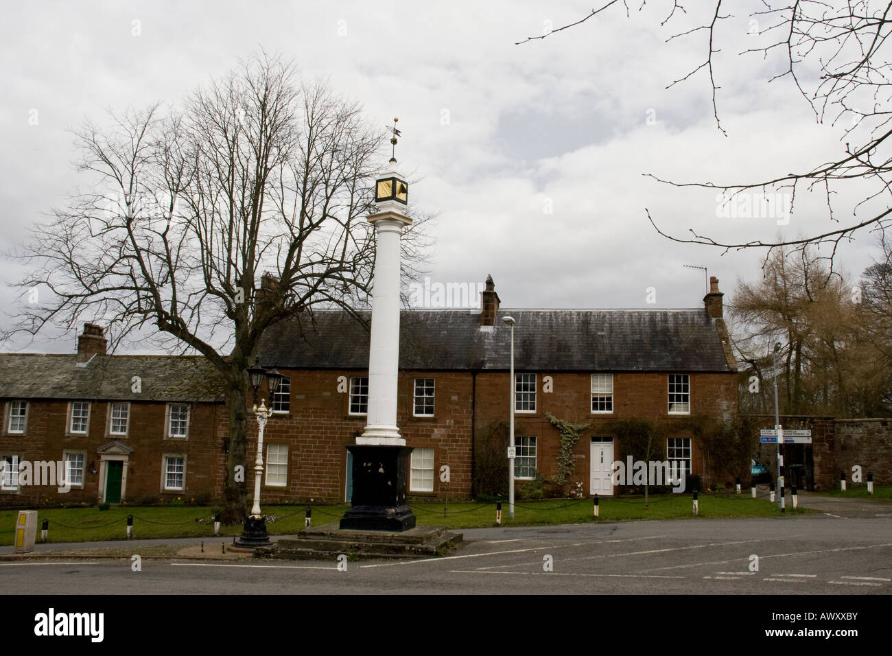 Cadran solaire et colonne dans Broughgate dans Cumbria Appleby Westmorland Banque D'Images