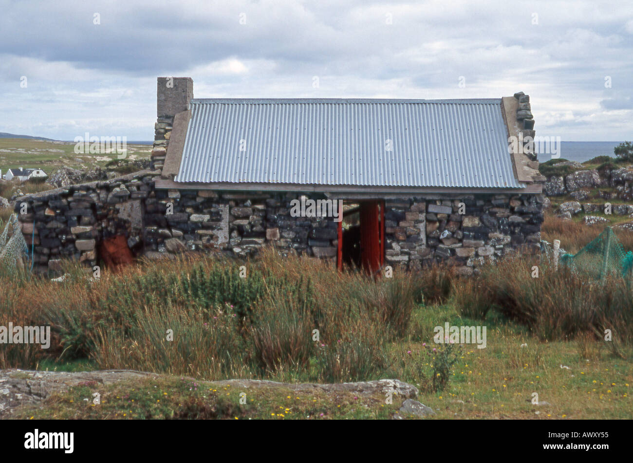 Vieille maison en pierre semi-gauche, abandonné près de Dún Laoghaire, Connemara, Irlande Banque D'Images