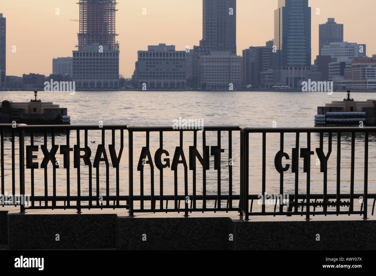 Une balustrade dans Battery Park City intègre des lignes d'un poème de Walt Whitman décrivant l'énergie de la ville de New York et d'exubérance. Banque D'Images