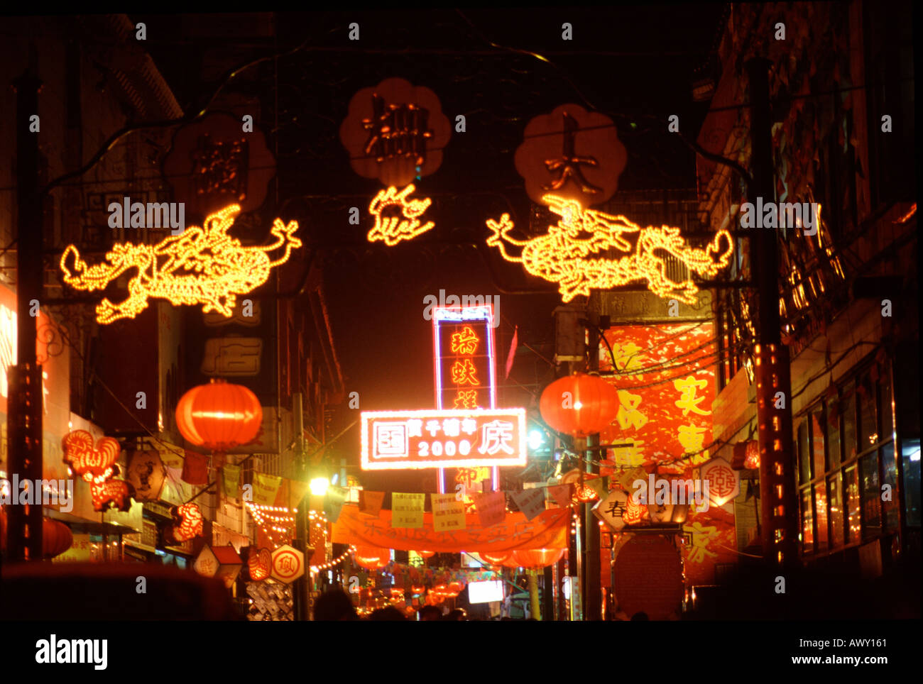 Décorations de rue éclairées la nuit pendant les célébrations du nouvel an 2000 Beijing Chine Banque D'Images