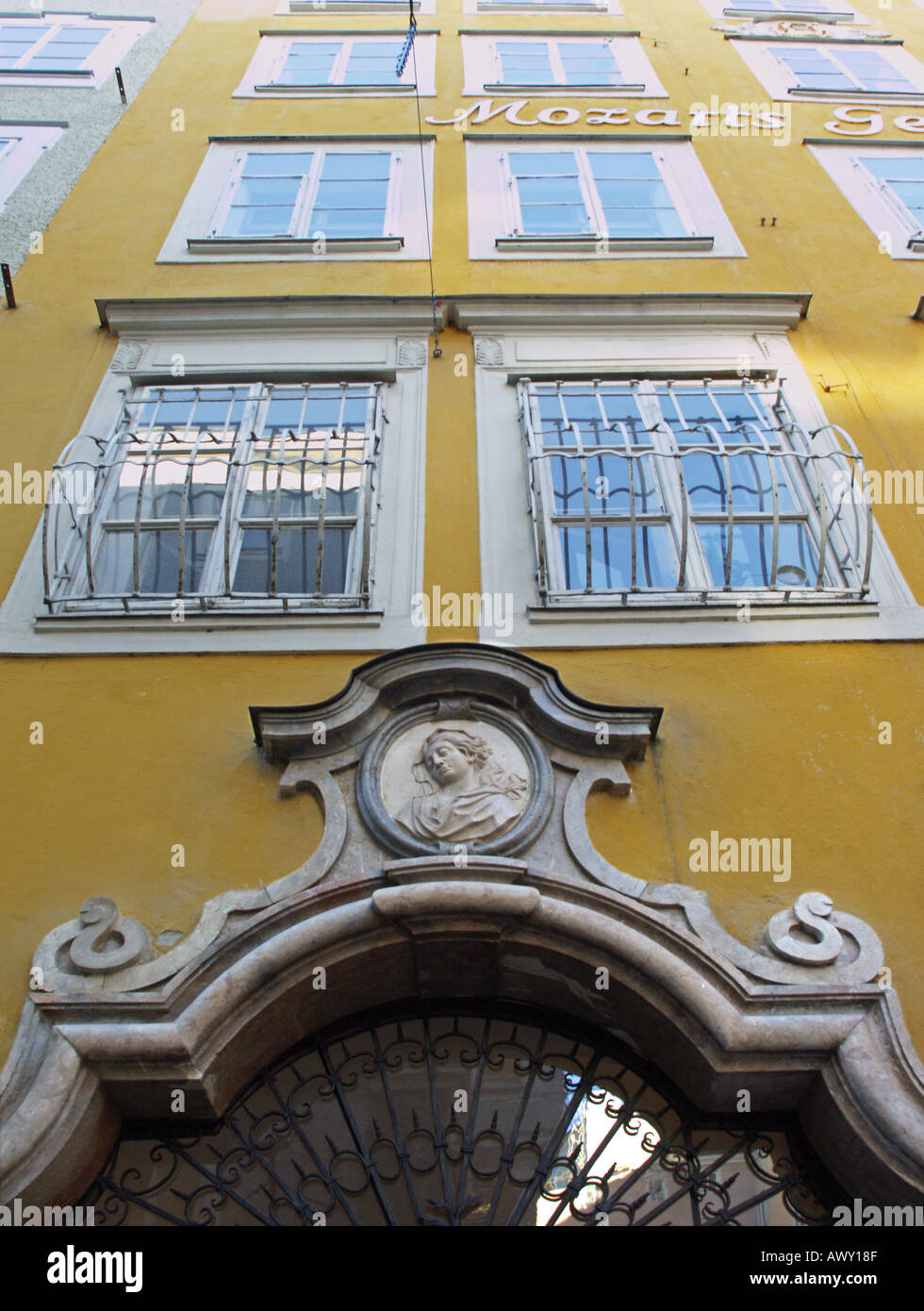 Détail de l'architecture baroque de l'extérieur de maison de naissance à Salzbourg Autriche Banque D'Images