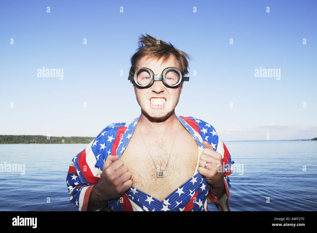 Homme agissant comme un super héros Banque D'Images