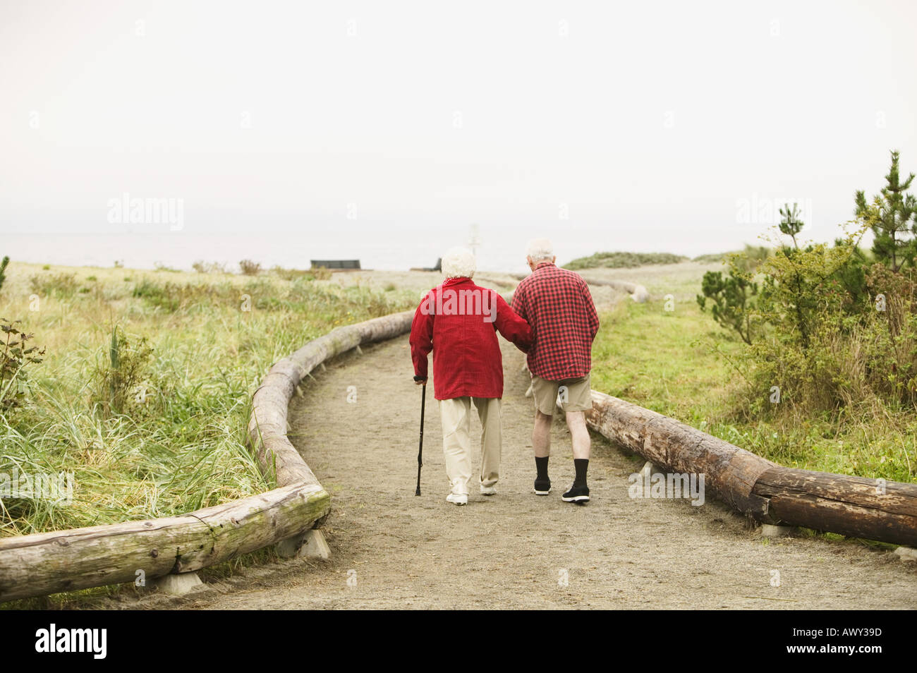 Un couple de personnes âgées en promenade Banque D'Images