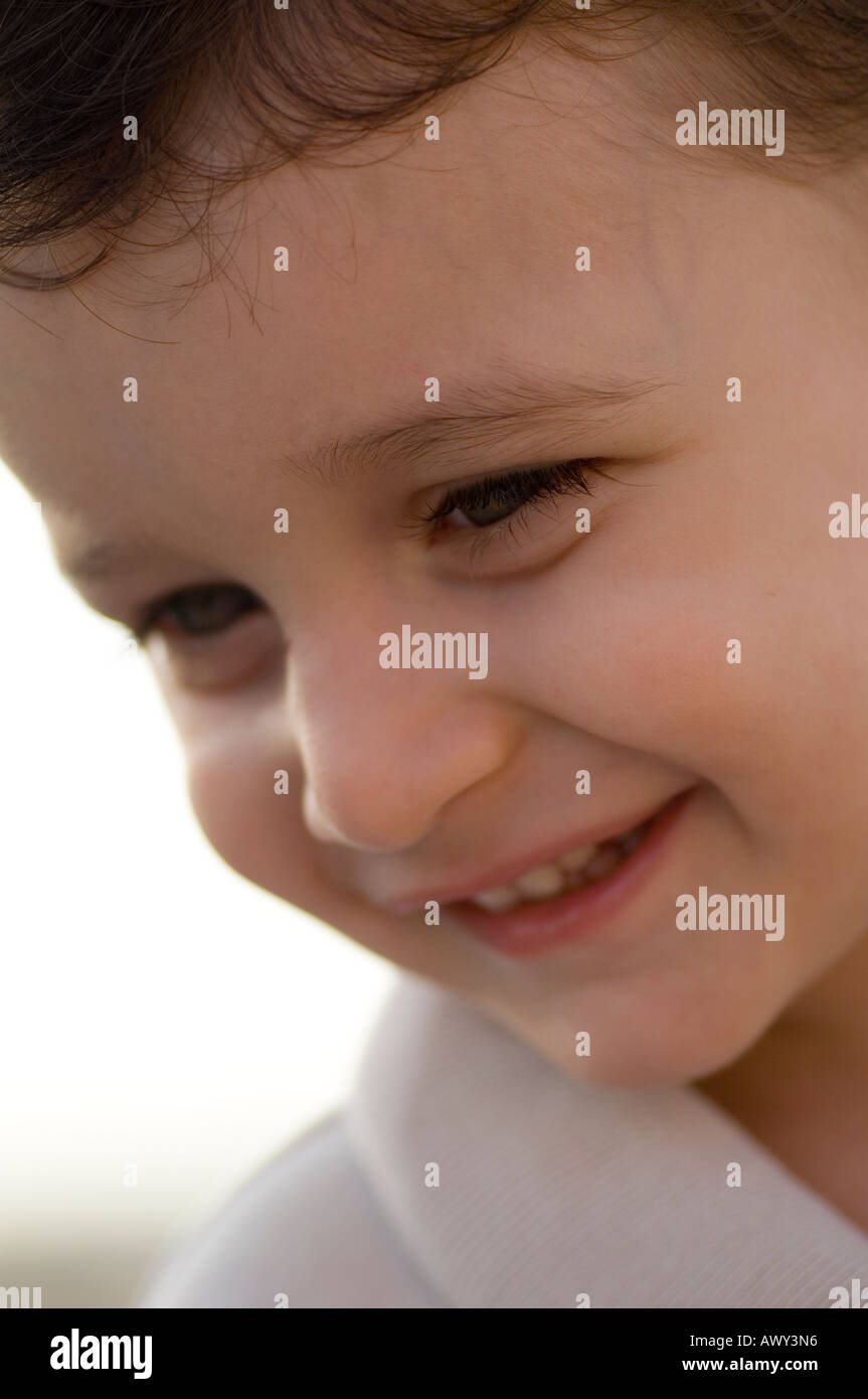 Close up d'un jeune bambin smiling outdoors Banque D'Images