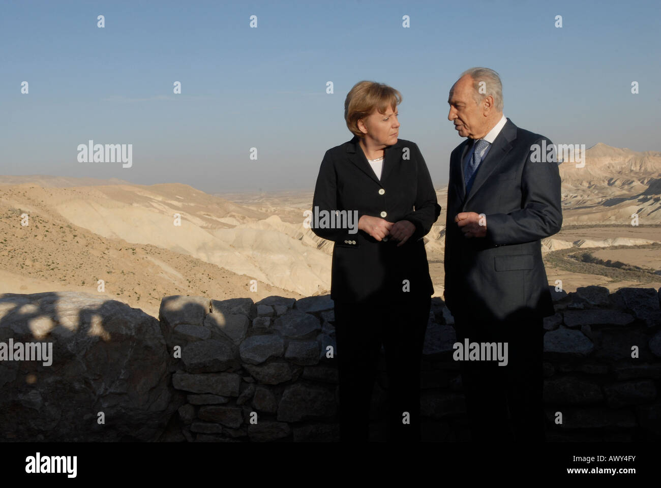 La chancelière allemande Angela Merkel avec le président israélien Shimon Peres dans le désert du Néguev, Israël Banque D'Images