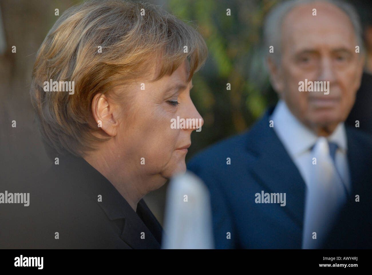 La chancelière allemande Angela Merkel avec le président israélien Shimon Peres Banque D'Images