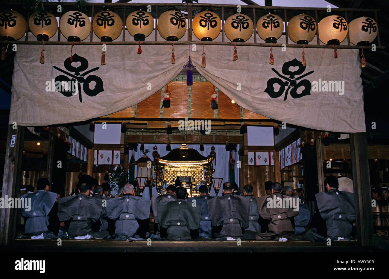 La prière et la méditation pendant le Festival de Takayama Takayama Japon Banque D'Images