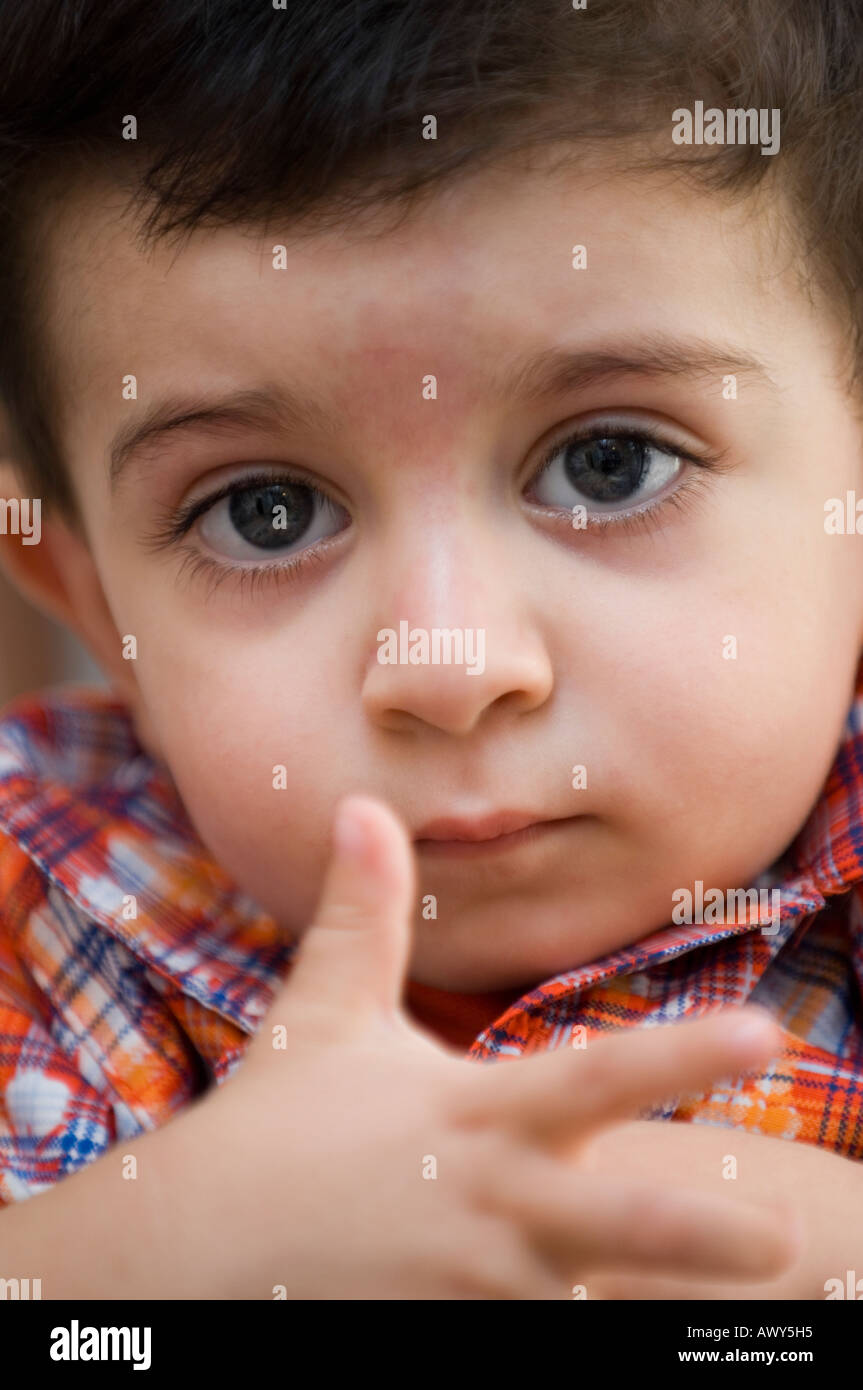 Close up de 2 ans bébé garçon Photo Stock - Alamy