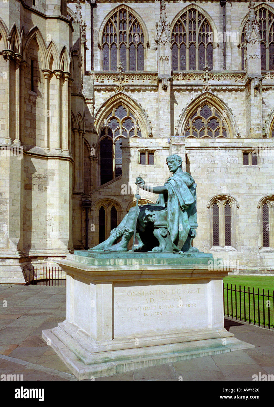 Statue de Constantin le Grand empereur romain annonce 274 337 à l'extérieur de la cathédrale de York dans la ville de York England UK Banque D'Images