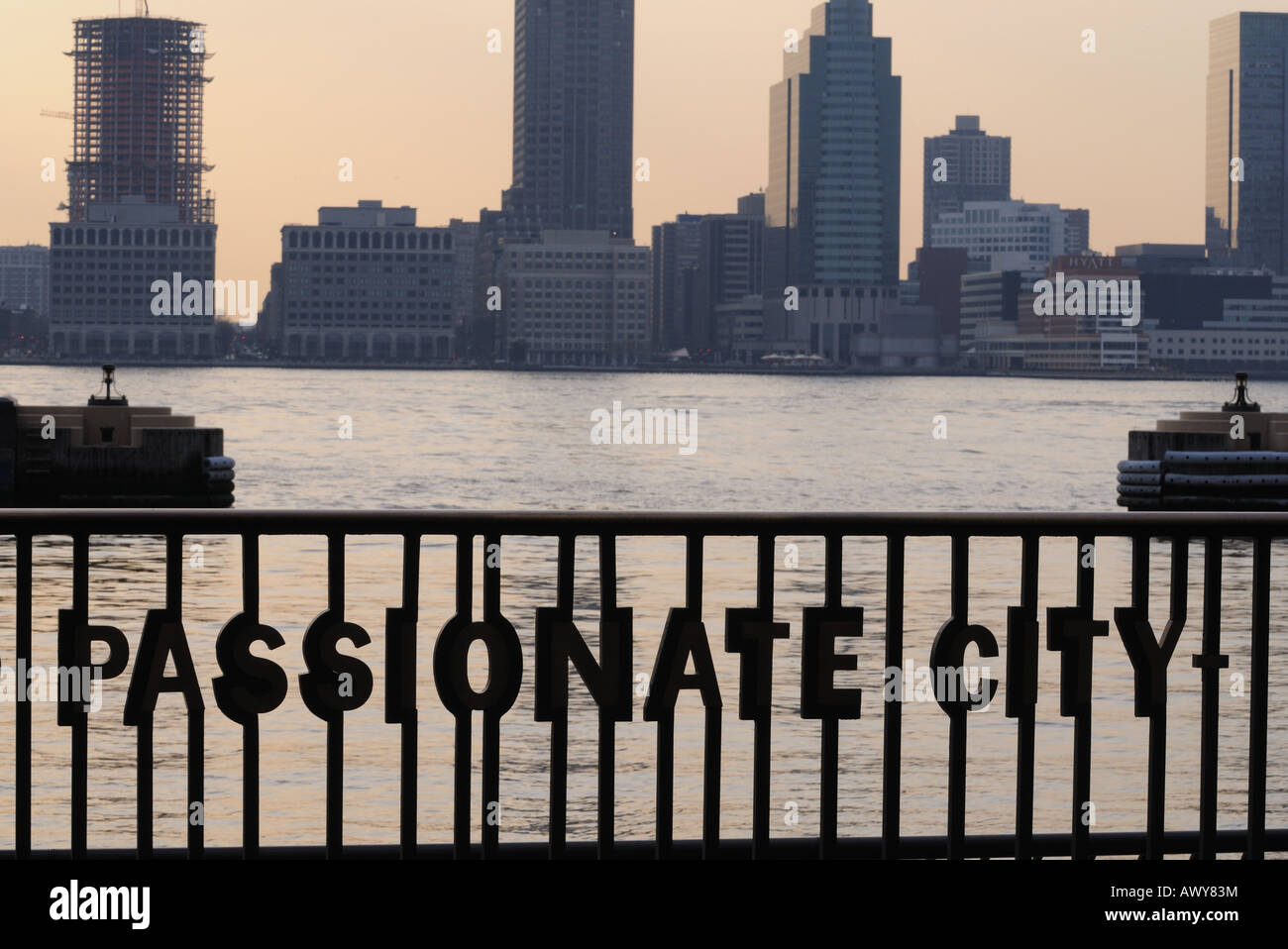 Une balustrade dans Battery Park City intègre des lignes d'un poème de Walt Whitman décrivant l'énergie de la ville de New York et d'exubérance. Banque D'Images