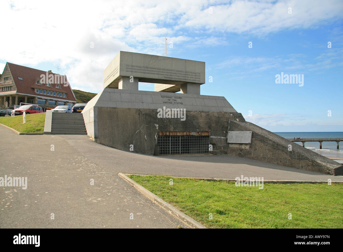 La Garde Nationale Memorial et tambourin surplombant Omaha Beach (chien secteur vert) à Vierville-sur-Mer, Normandie. Banque D'Images