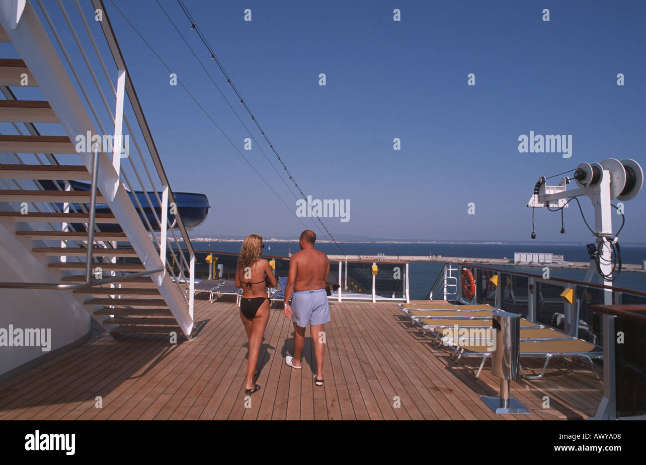 L'homme et la femme en maillot de marcher sur le pont d'un navire de croisière Banque D'Images