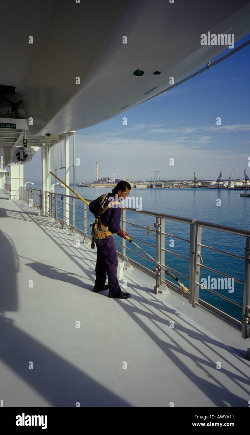 Membre de l'équipage s travaillant comme peintre à bord d'un navire de croisière Banque D'Images
